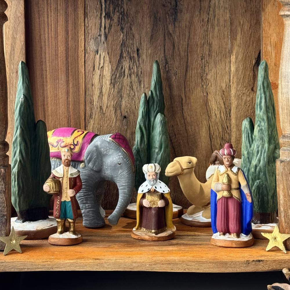 Faire sa crèche de Noël avec des santons : histoire, tradition et conseils pour créer la vôtre.